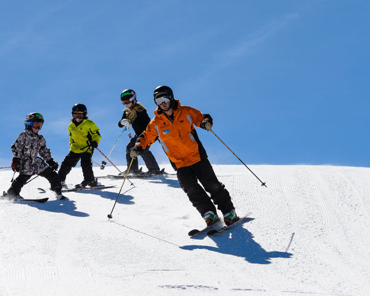 ski-school-group-ski